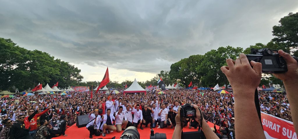 Pasangan 02 JADI Semakin SOLID.  Puluhan Ribu warga Ramaikan kampanye Akbar Jayadin – Deni yang berlangsung di lapangan Lalomba, kecamatan Kolaka, pada Senin (18/11/2024)